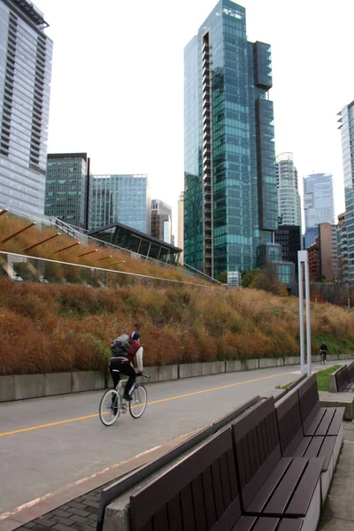 Vancouver Canada 2021年11月7日 一个骑自行车的人在街上 加拿大不列颠哥伦比亚省温哥华 — 图库照片