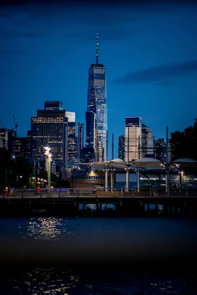 Pionowe Ujęcie Manhattanu Nowy Jork Nocy — Zdjęcie stockowe