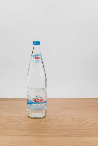 Inverigo Italia 2021 Botella Vidrio Agua Natural Sobre Fondo Madera — Foto de Stock