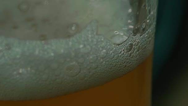 Bierglas Met Waterdruppels Een Houten Ondergrond — Stockvideo