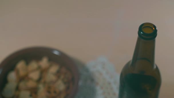 在木制桌子上放了一瓶水的白葡萄酒 — 图库视频影像
