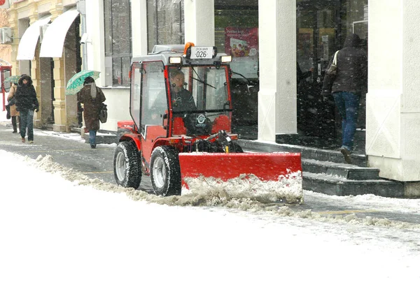 Zrenjanin Serbia 2009年2月18日 Zrenjanin Serbia 2009年2月18日我们看到了全市的雪是如何用挖掘机和铲子在商店前面被清理的 — 图库照片