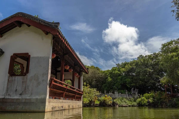 Bela Vista Parque Verão Uma Pequena Estrutura Decorada Com Lanternas — Fotografia de Stock