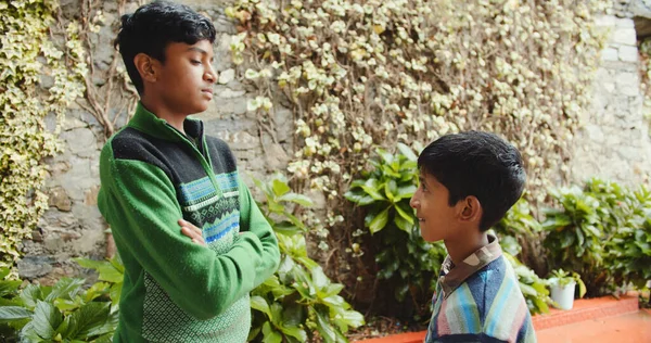 Неглубокое Внимание Молодых Индийских Мальчиков Разговаривающих Друг Другом — стоковое фото