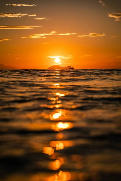 Een Verticaal Shot Van Gouden Zonsondergang Boven Zee — Stockfoto