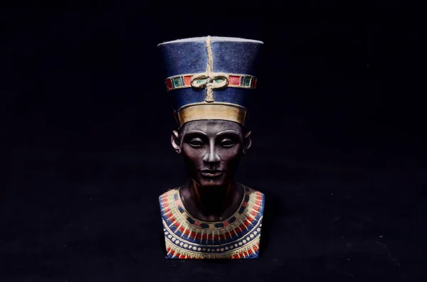 Słynny Biust Statuetki Królowej Nefertiti Izolowany Czarnym Tle — Zdjęcie stockowe