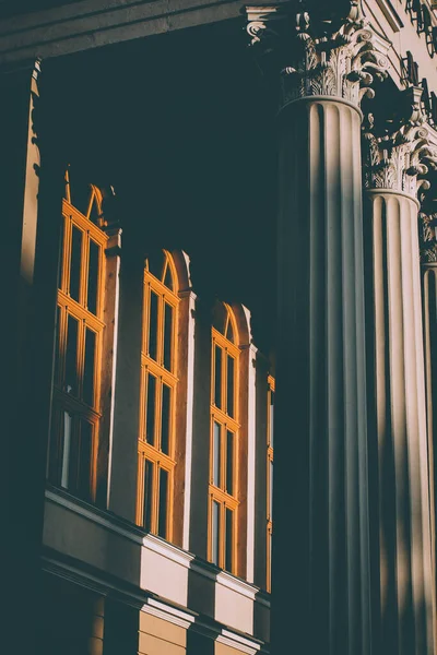 Una Vertical Del Exterior Los Hermosos Pilares Altos Edificio — Foto de Stock