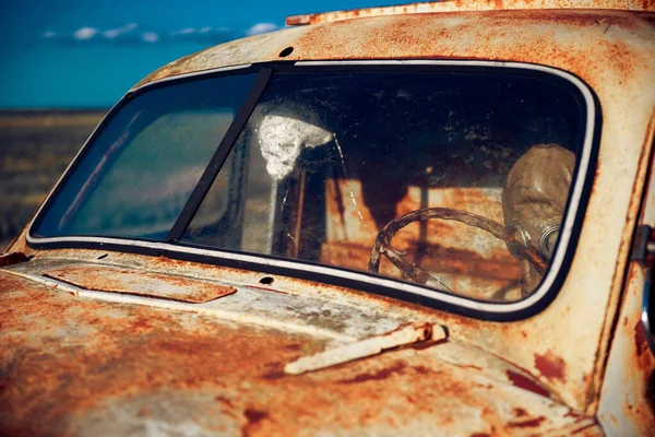 Una Vecchia Auto Arrugginita Abbandonata Con Una Maschera Respiratoria — Foto Stock