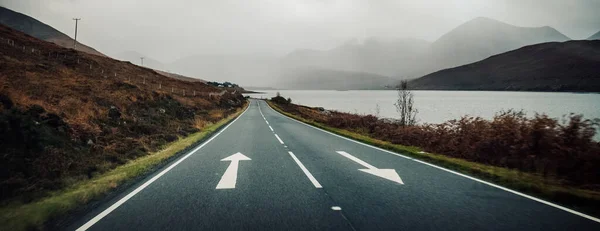 Eine Schöne Aufnahme Einer Autobahn Neben Meer Und Bergen Hintergrund — Stockfoto