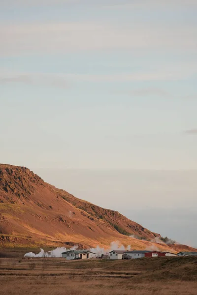 Naturalny Widok Wieś Pobliżu Górskiego Krajobrazu Islandii — Zdjęcie stockowe