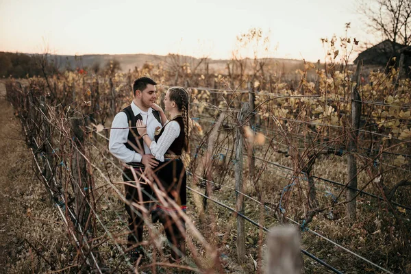 一对身穿塞尔维亚传统服装的年轻漂亮的年轻夫妇互相望着对方 牵着手 — 图库照片