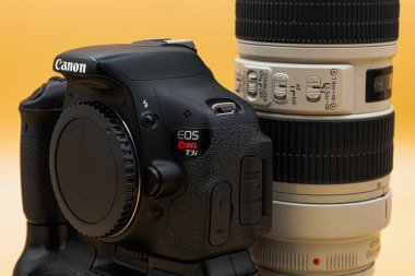 AIRDRI, CANADA - Dec 06, 2021: Canon EOS T3i body with a Canon 70-200mm f2.8 lens clipart