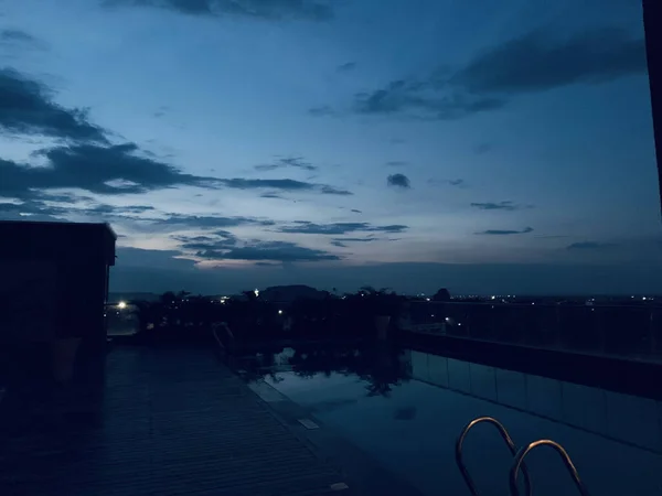 Piscine Sur Haut Étage Avec Vue Sur Beau Paysage Urbain — Photo