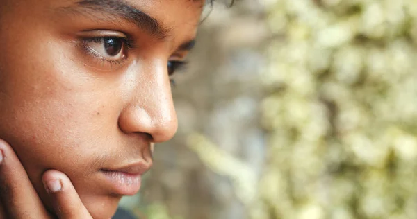 Boczny Profil Młodego Indiańskiego Chłopca Świeżym Powietrzu — Zdjęcie stockowe