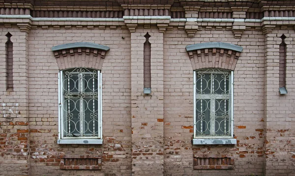 Старый Фасад Здания Кирпичной Стеной Решетчатыми Окнами — стоковое фото