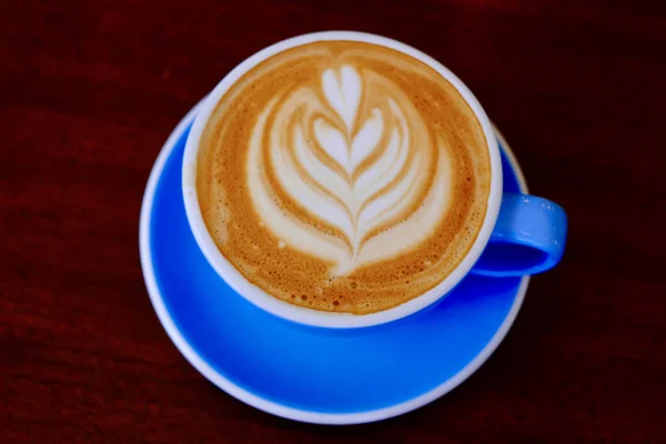 Sebuah Foto Close Cappuccino Dalam Cangkir Biru — Stok Foto