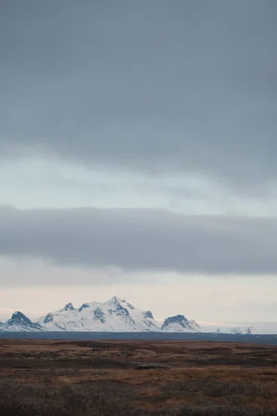 Chłodny Widok Zimowego Górskiego Krajobrazu Pod Ponurym Niebem Islandii — Zdjęcie stockowe
