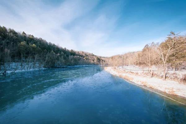 Сніг Вкриває Землю Вздовж Річки Камберленд Кентуккі — стокове фото