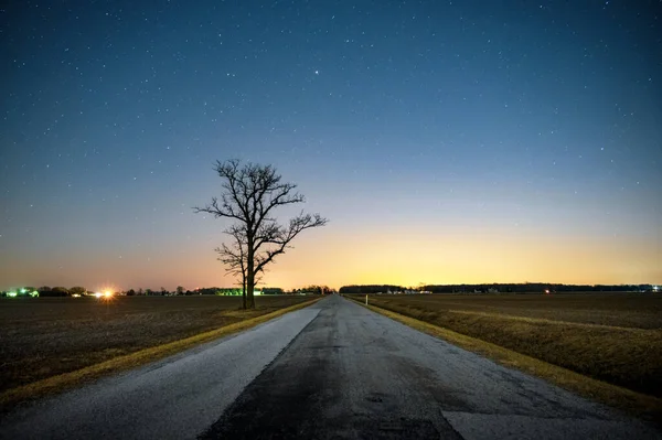 Раннє Ранкове Світло Поглинає Зірки Безлюдній Сільській Дорозі Огайо — стокове фото
