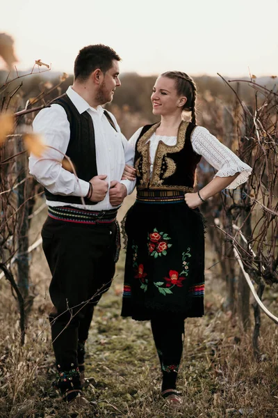 Vertical Shot Young Happy Beautiful Couple Traditional Serbian Costumes Holding — Stockfoto