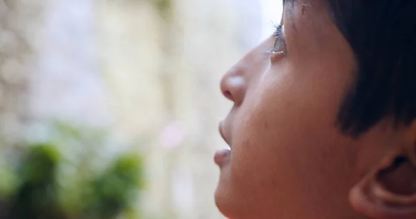 Який Фокус Обличчя Молодого Південноазіатського Хлопчика Дивиться Зверху — стокове фото