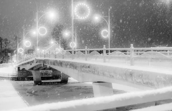 Γέφυρα Kroonuaia Χριστουγεννιάτικο Φωτισμό Tartu Βαριά Χιονόπτωση — Φωτογραφία Αρχείου