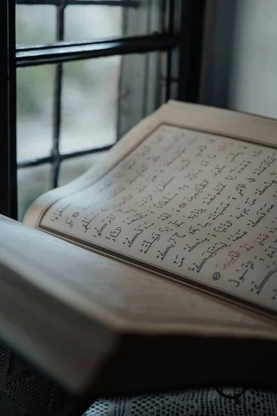 Eine Vertikale Aufnahme Eines Offenen Buches Fenster — Stockfoto