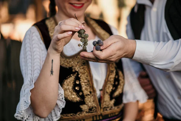 Nahaufnahme Eines Jungen Glücklichen Paares Traditionellen Serbischen Trachten Das Kleine — Stockfoto