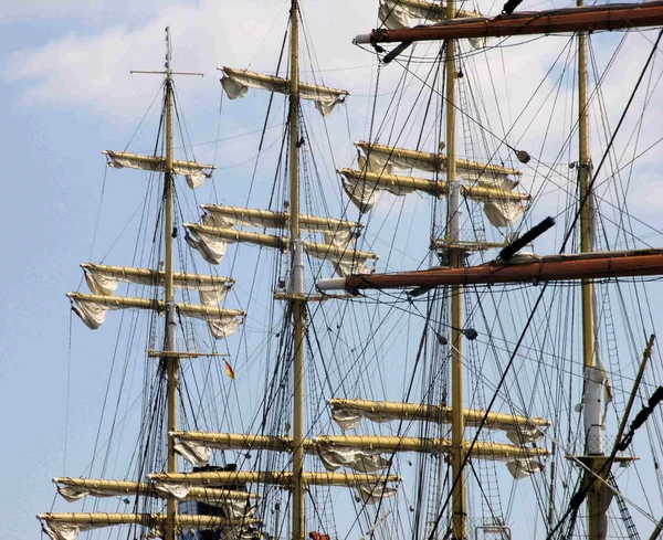 Masts Huge Sailing Ship Blue Cloudy Sky Sunny Day — Stockfoto