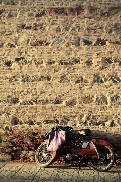 Вертикальный Снимок Старого Мотоцикла Припаркованного Улице — стоковое фото