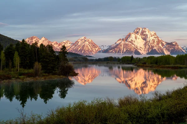 Beautiful Shot Two Mountains Reflecting Water — Foto Stock