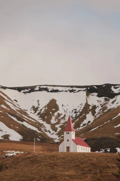 Schładzający Widok Kościół Myrdal Przeciwko Górom Zimowym Vik Islandia — Zdjęcie stockowe