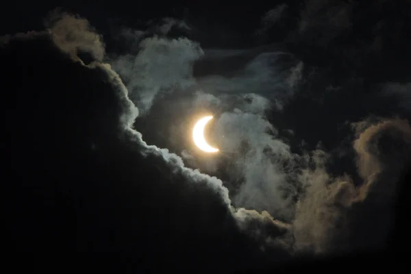 Croissant Brille Derrière Les Nuages Sombres Dans Ciel — Photo