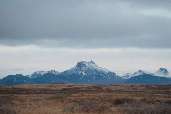 Uma Vista Arrepiante Uma Paisagem Montanha Inverno Sob Céu Sombrio — Fotografia de Stock