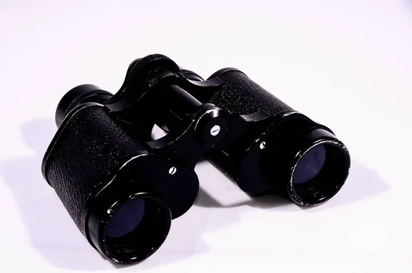 白色背景的老式黑色双筒望远镜 — 图库照片