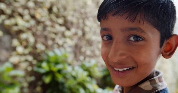 Маленький Фокус Молодого Индийского Мальчика Спонтанной Улыбкой — стоковое фото