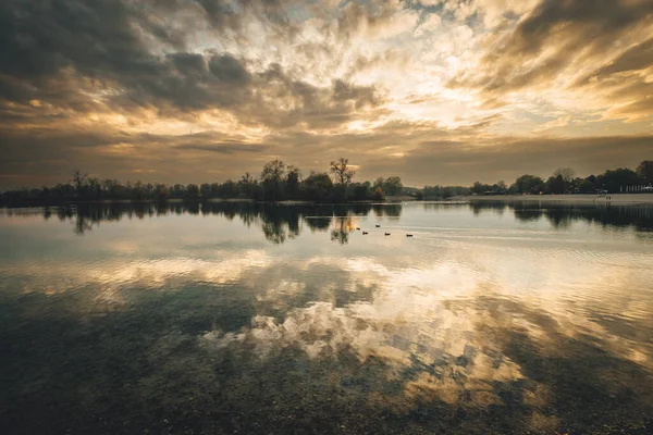 Grupp Ankor Den Lugna Sjövattenytan Som Reflekterar Den Molniga Himlen — Stockfoto