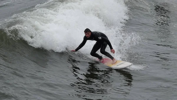 Saltburn Sea Förenade Kungariket Aug 2021 Manlig Surfare Rider Våg — Stockfoto