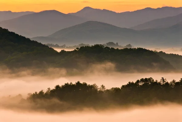 霧に覆われた山々の美しい柔らかい風景 — ストック写真
