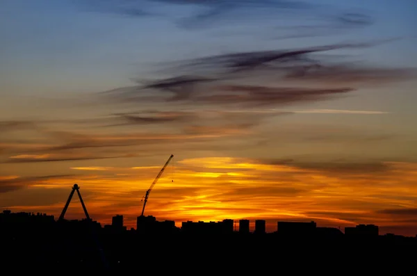 夜の街のシルエットの建物の上に夕日の空 — ストック写真