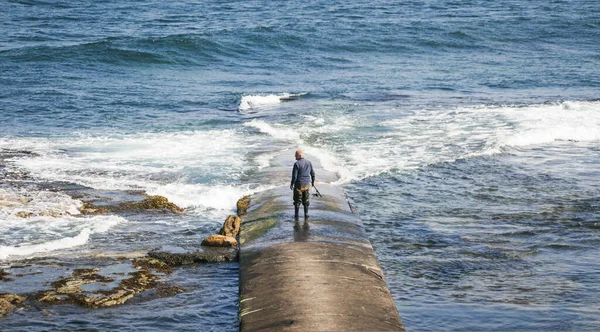 Pêcheur Debout Sur Une Jetée Regardant Mer Agitée — Photo