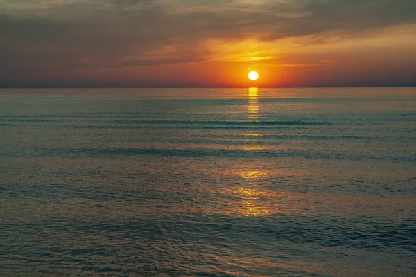 Μια Όμορφη Θέα Του Συννεφιασμένου Ουρανού Ηλιοβασιλέματος Πάνω Από Θάλασσα — Φωτογραφία Αρχείου