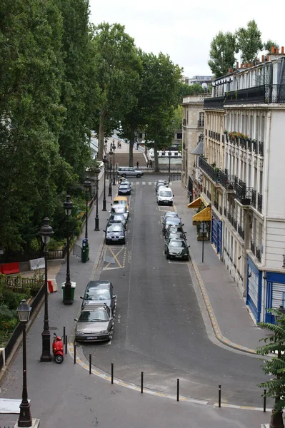 法国巴黎 2008年8月16日 法国巴黎市一条有着建筑的漂亮街道的垂直拍摄 — 图库照片