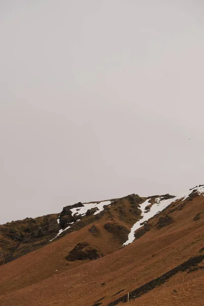 Een Koel Uitzicht Een Winter Berglandschap Onder Een Sombere Lucht — Stockfoto