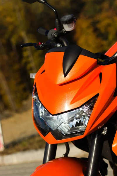 Eine Vertikale Aufnahme Eines Orangefarbenen Kawasaki Motorrads — Stockfoto