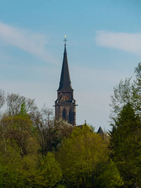 Věž Farního Kostela Matyáše Zelenými Stromy Počátku Jara Neuwied Německo — Stock fotografie