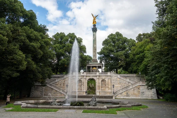 ミュンヘン ドイツ 2021年11月6日 ドイツ ミュンヘンのフリーデンゼル記念碑前の泉 — ストック写真