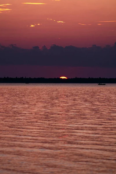 Svislý Záběr Krásného Západu Slunce Nad Jezerem — Stock fotografie