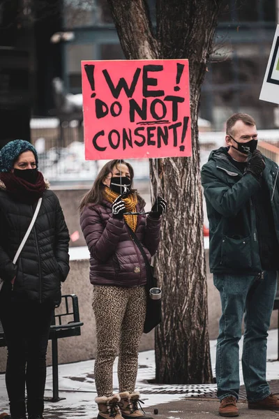 Calgria Canadá Dezembro 2021 Manifestante Adulta Sexo Feminino Segura Sinal — Fotografia de Stock