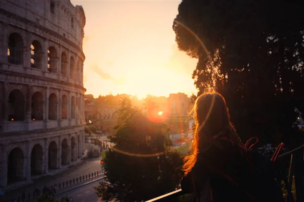 Mujer Mirando Coliseo Atardecer — Foto de Stock